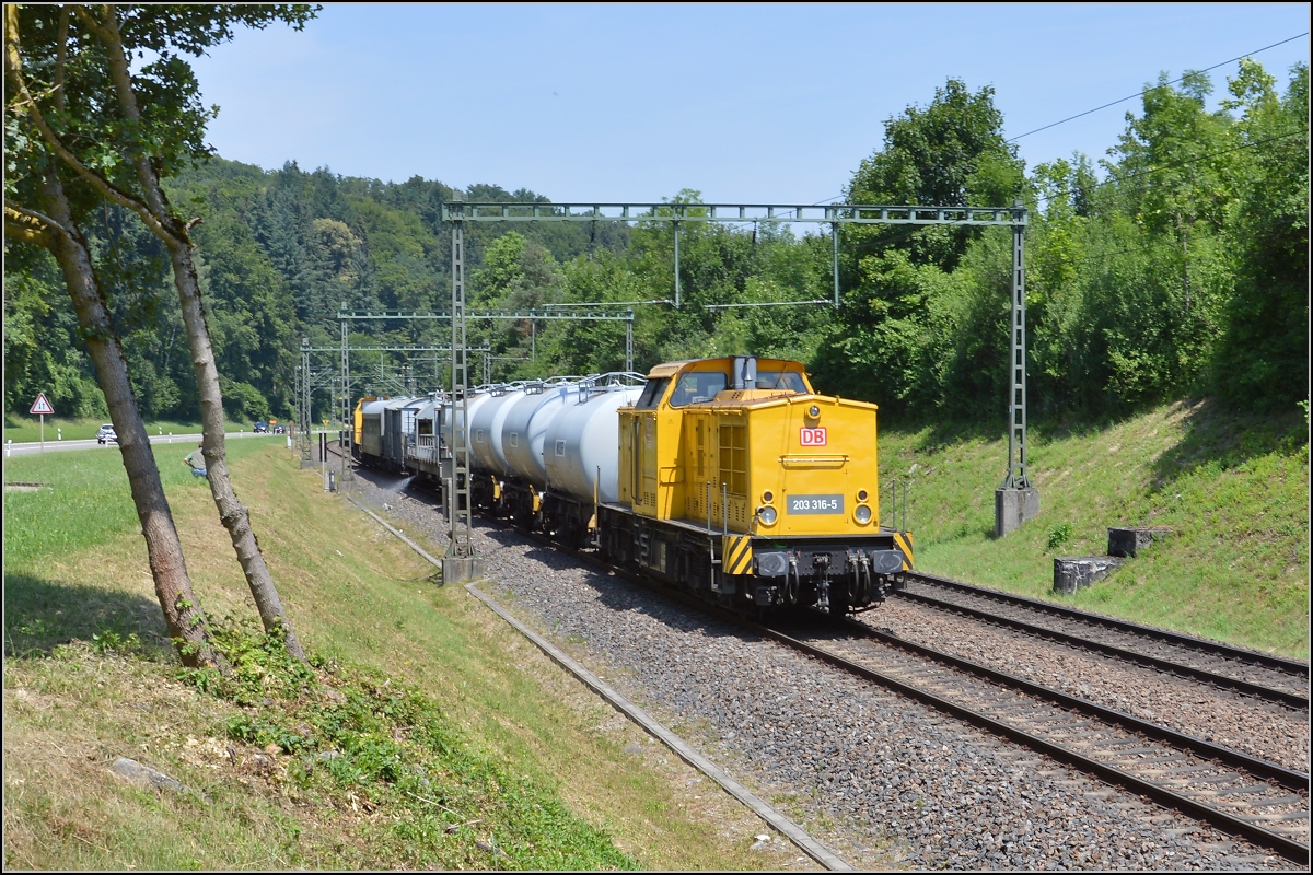 Spritzzug der DB Netz Instandhaltung auf der badischen Hauptbahn in der Schweiz bei Herblingen. Vorne fährt 203 316-5. Hiermit einen Gruß zurück an den Tf. Juli 2015.


