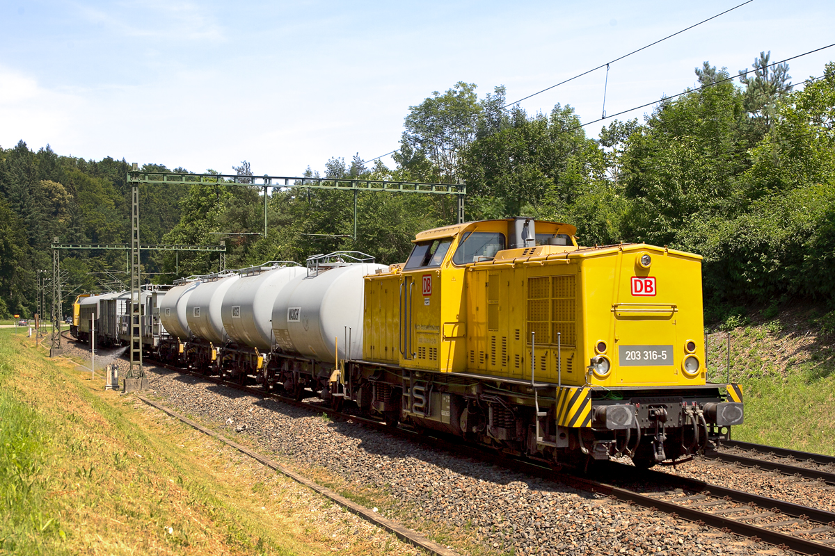 Spritzzug der DB Netz Instandhaltung fährt mit der 203 316-5 und offenen Schleusen in Schaffhausen Herblingen vorbei.Bild vom 4.7.2015