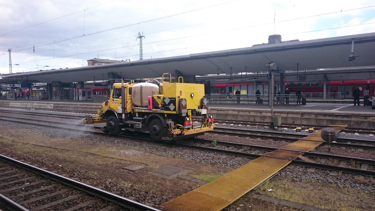  Spritzzug  ist eigentlich nicht - nur ein Spritzwagen ... Oder liege ich falsch?
Da er flott daherkam, leider nur ein Handybild.

Koblenz am 26.04.2018