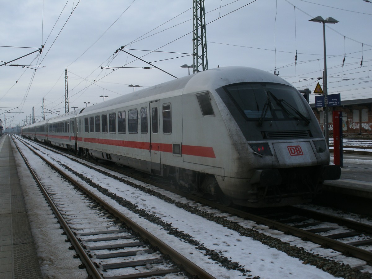 Spuren vom Tauwetter trug der Steuerwagen vom IC 2377 Binz-Frankfurt/Main Hbf als Dieser,am 02.Februar 2014,in Bergen/Rügen hielt. 