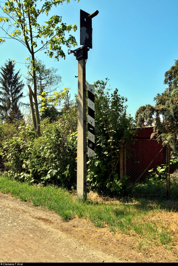 Spurensuche unweit der Haustür:
Die ehemalige Zementfabrik in Halle-Nietleben besaß einen Eisenbahnanschluss über die nun stillgelegte Bahnstrecke Halle Klaustor–Hettstedt (Halle-Hettstedter Eisenbahn (HHE) | 6800), ausgehend vom Bahnhof Halle-Nietleben. Dieser diente v.a. dem Transport von Braunkohle aus der Grube Neuglück (heutiger Heidesee), um den Betrieb der Zementfabrik zu gewährleisten.
Mit der Einstellung der Zementproduktion im Jahr 1973 verlor auch die Anschlussbahn ihre Bedeutung. Einzelne Gleisabschnitte bzw. Relikte sind heute noch vorhanden.

Nähert man sich dem Heidesee, trifft man auf ein weiteres altes Signal. Da es mit nur einem Licht betrieben wurde, tippe ich hier ebenfalls auf ein Bü-Signal, zugehörig zum ehemaligen Bahnübergang an der Eislebener Straße.
[7.5.2020 | 13:40 Uhr]

Weitere Informationen zum Zementwerk:
http://www.nietlebener-heimatverein.de/pool/20110313_sn_Zement_kam_einst_aus_Nietleben.pdf
