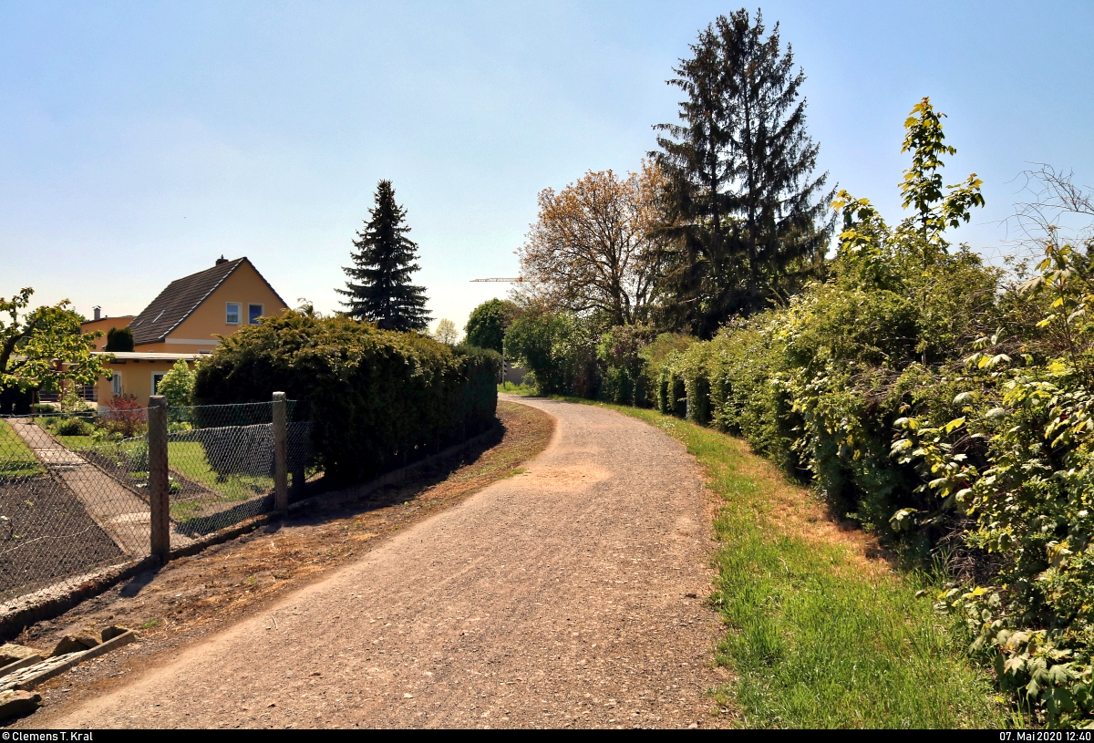 Spurensuche unweit der Haustür:
Die ehemalige Zementfabrik in Halle-Nietleben besaß einen Eisenbahnanschluss über die nun stillgelegte Bahnstrecke Halle Klaustor–Hettstedt (Halle-Hettstedter Eisenbahn (HHE) | 6800), ausgehend vom Bahnhof Halle-Nietleben. Dieser diente v.a. dem Transport von Braunkohle aus der Grube Neuglück (heutiger Heidesee), um den Betrieb der Zementfabrik zu gewährleisten.
Mit der Einstellung der Zementproduktion im Jahr 1973 verlor auch die Anschlussbahn ihre Bedeutung. Einzelne Gleisabschnitte bzw. Relikte sind heute noch vorhanden.

Hier lässt sich der ehemalige Streckenverlauf erahnen. Der Blick geht in Richtung Eislebener Straße, die damals überquert werden musste, um das Zementwerk zu erreichen.
Heute befindet sich dort ein Fußweg. Ob die Schienen zuvor abgetragen oder lediglich überbaut wurden, kann ich leider nicht beurteilen.
Aufgenommen im Gegenlicht.
[7.5.2020 | 13:40 Uhr]

Weitere Informationen zum Zementwerk:
http://www.nietlebener-heimatverein.de/pool/20110313_sn_Zement_kam_einst_aus_Nietleben.pdf