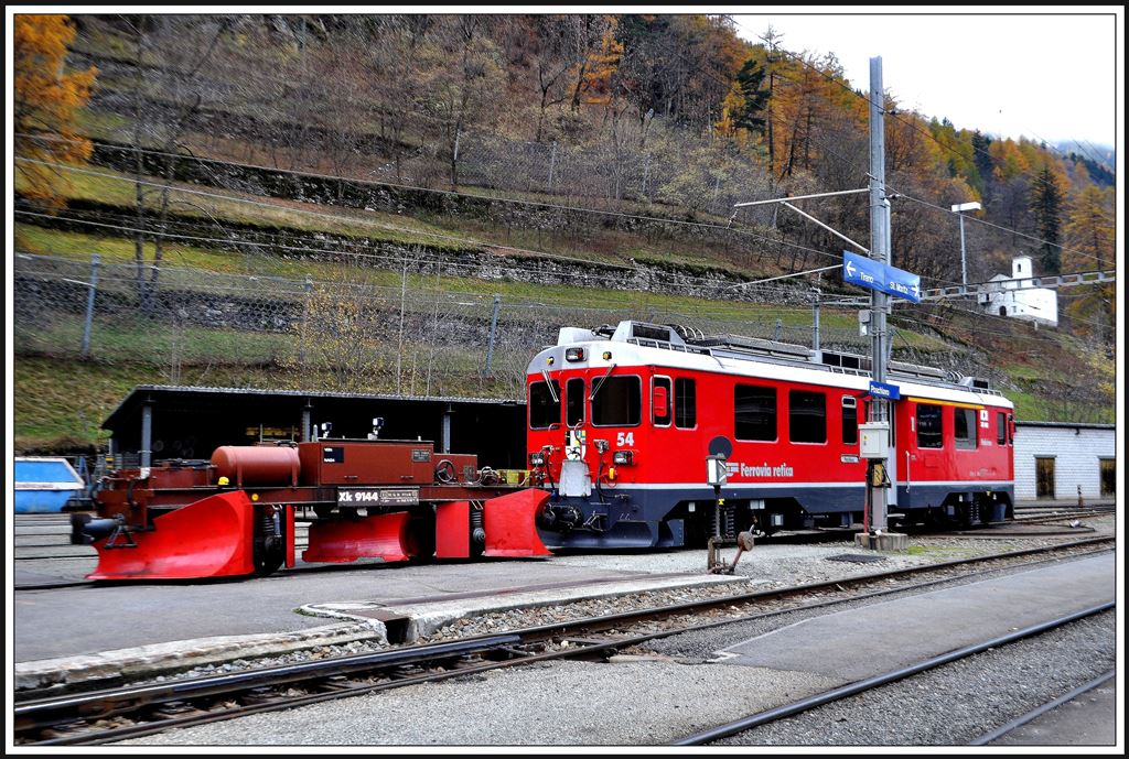Spurpflug xk9144 und ABe 4/4 III 54  Hakone  in Poschiavo. (17.11.2013)
