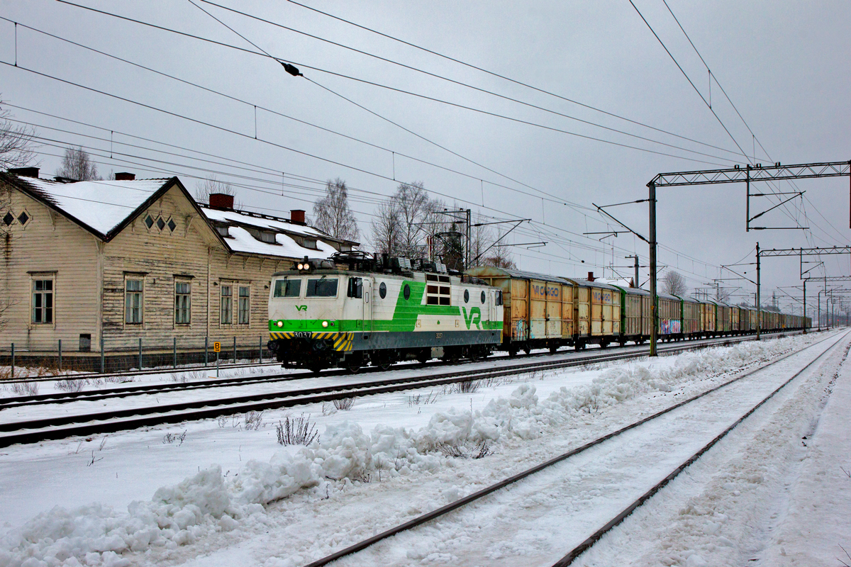 Sr 1 3037 fährt in Luumäki mit einem Schiebewandganzzug gen Süden.Bild vom 28.1.2016