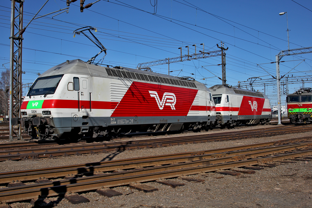 Sr 2 3204 und  Sr2 3231  stehen am 10.4.2014 in Angesicht der Sr 1 3039 im Bahnhof Kouvola bereit.