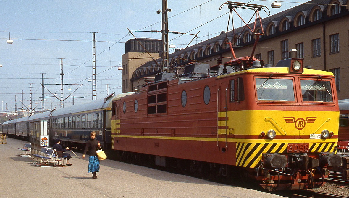 Sr1 3068 im Juni 1990 im Hauptbahnhof von Helsinki
