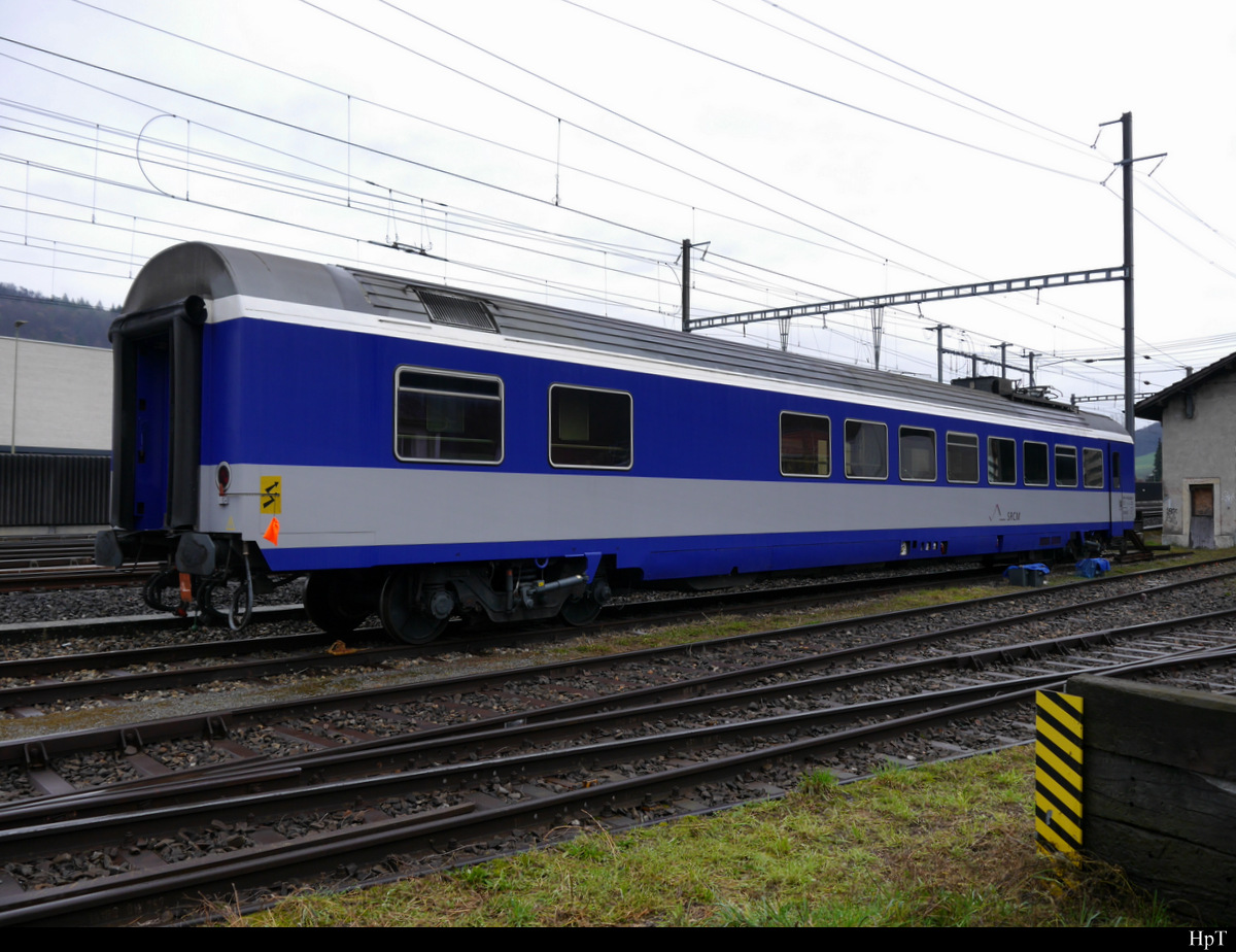 SRCM - Speisewagen WRm  61 85 88-94 202-8 abgestellt im Bahnhofsareal in Sissach am 12.12.2020