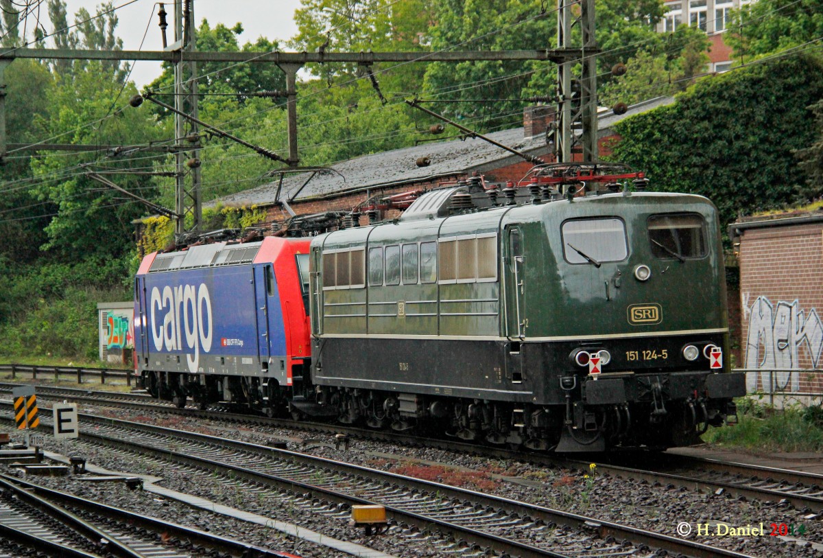 SRI 151 124-5 & SBB Cargo 482 044-5 in Hamburg Harburg, Mai 2014.