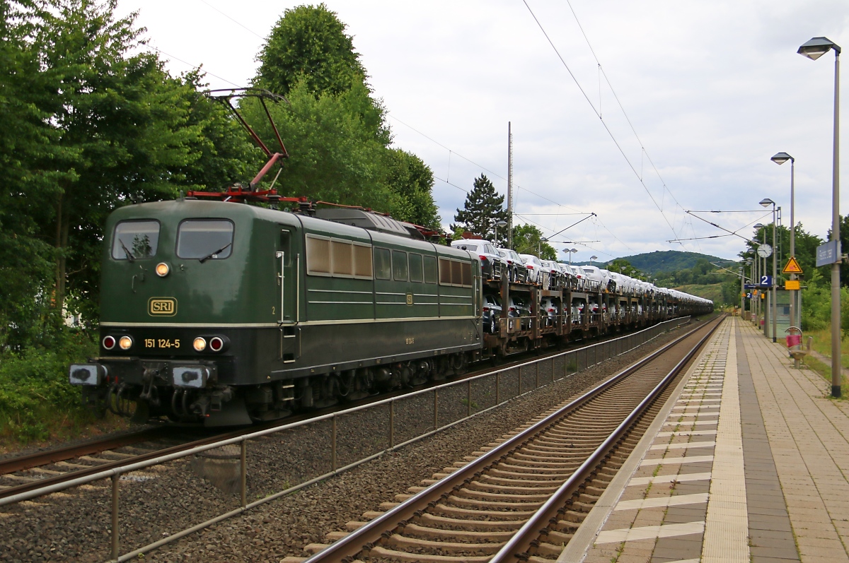 SRI 151 124-5 mit ARS-Autotransportwagen in Fahrtrichtung Norden. Aufgenommen in Wehretal-Reichensachsen am 20.06.2015.