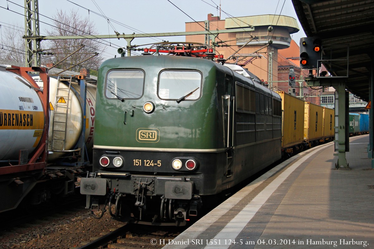 SRI 151 124-5 mit Containerzug in Hamburg Harburg, M�rz 2014.