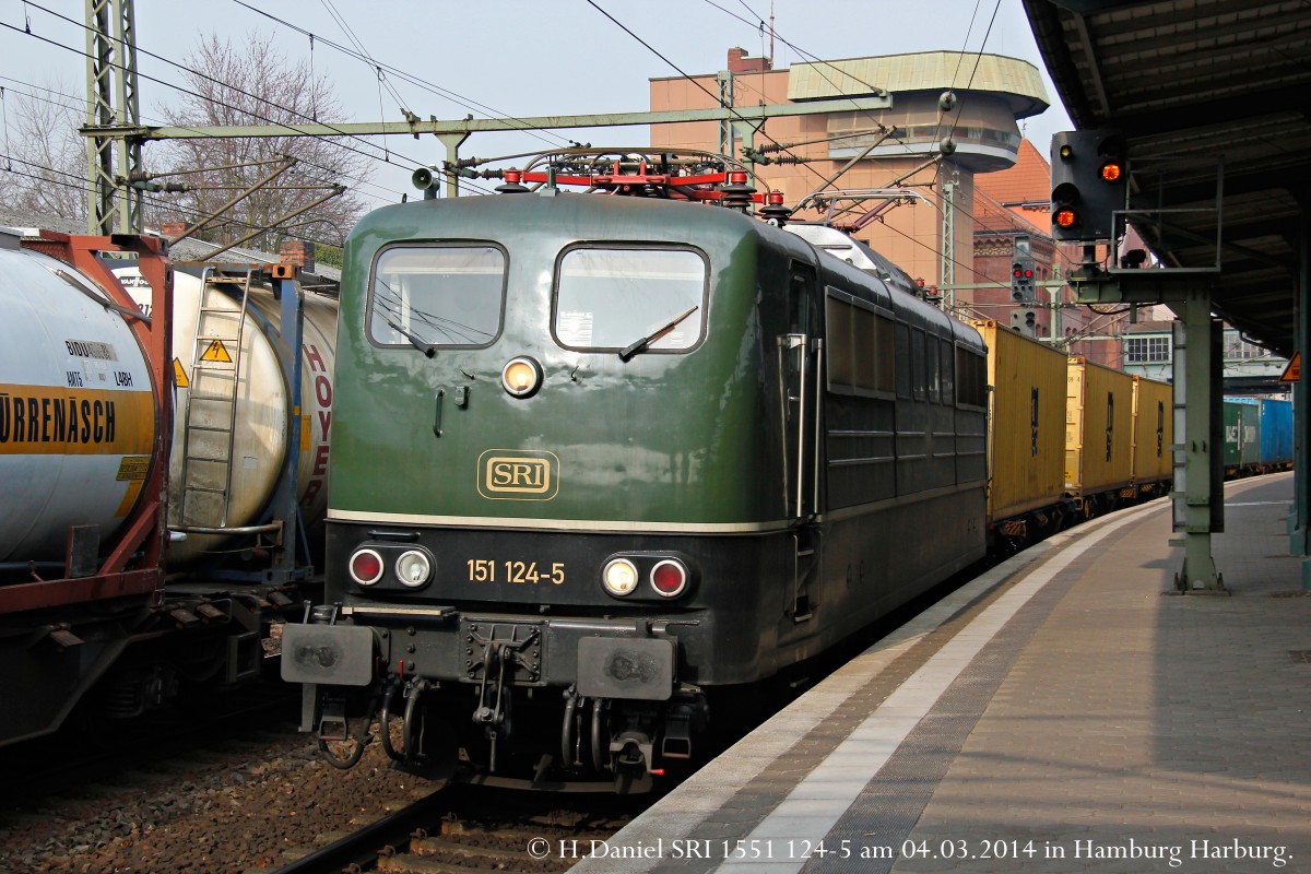 SRI 151 124-5 mit einem Containerzug am 04.03.2014 in Hamburg Harburg.