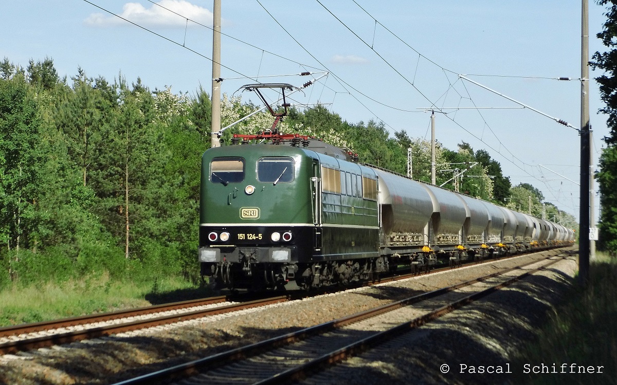 SRI 151 124 zieht ihr 2-mal wöchentlich verkehrendes HVLE Braunkohlestaubpendel aus Spreewitz durch Elsterwerda-Biehla in Richtung Roßlau, 21.05.2014.