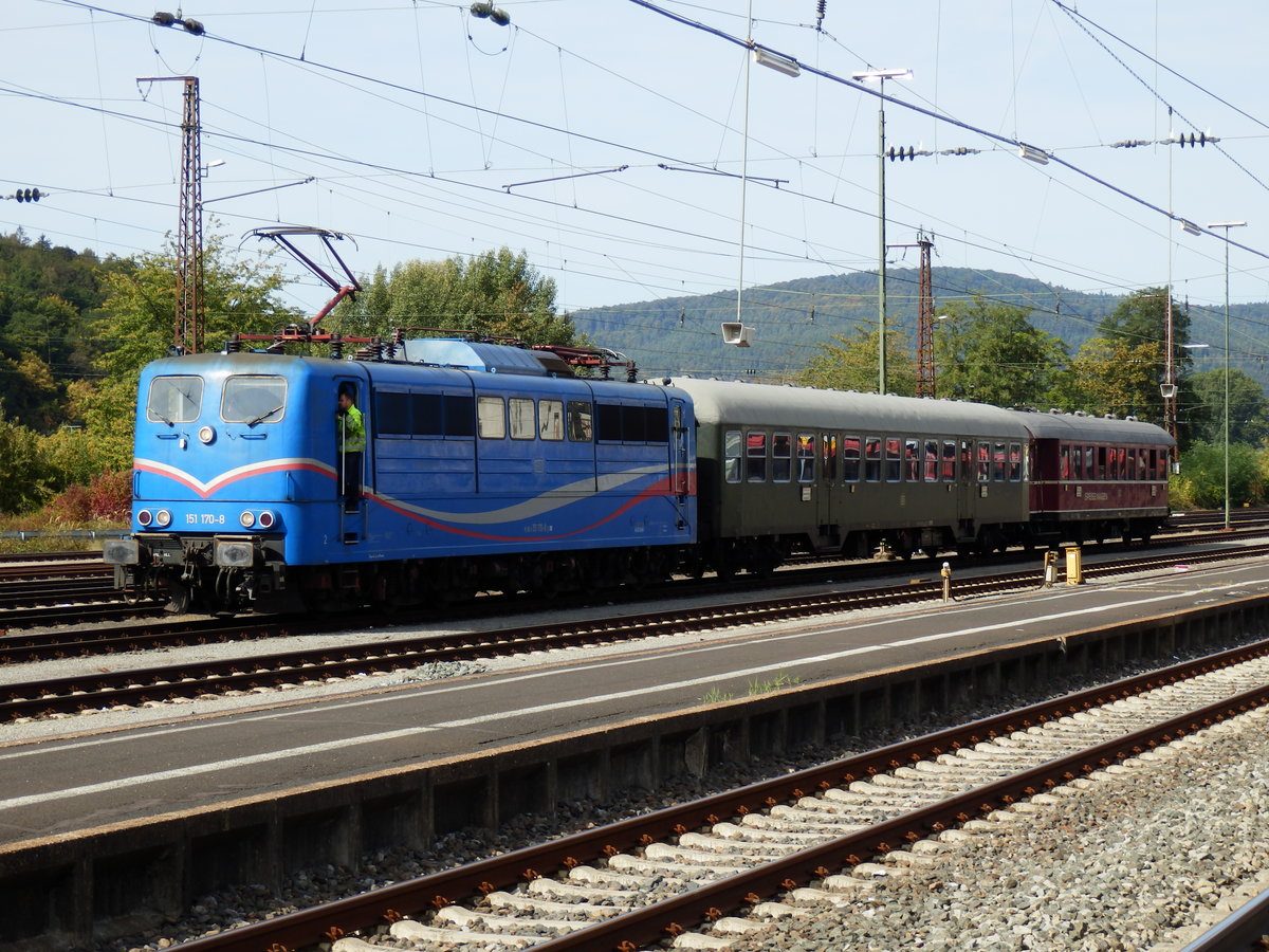 SRI 151 170-8 wartet mit zwei historischen Waggons in Gemünden/Main auf die Weiterfahrt. 20.09.2019 