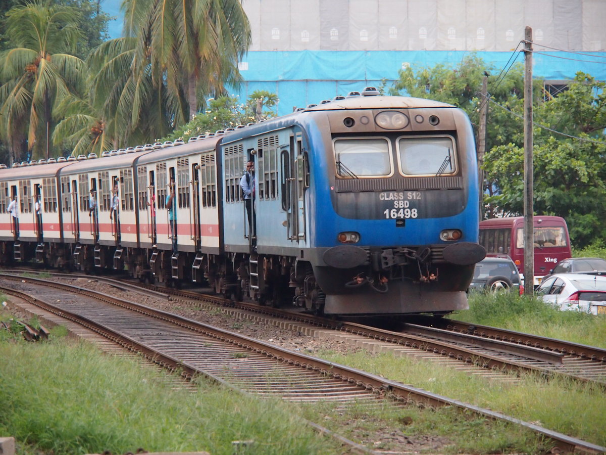 Sri Lanka Railway Class S12 fährt als Train 8759 von Colombo Fort nach Wadduwa. Nächster Halt Colombo KOMPANNAVIDIYA. Aufgenommen am 13.11.17