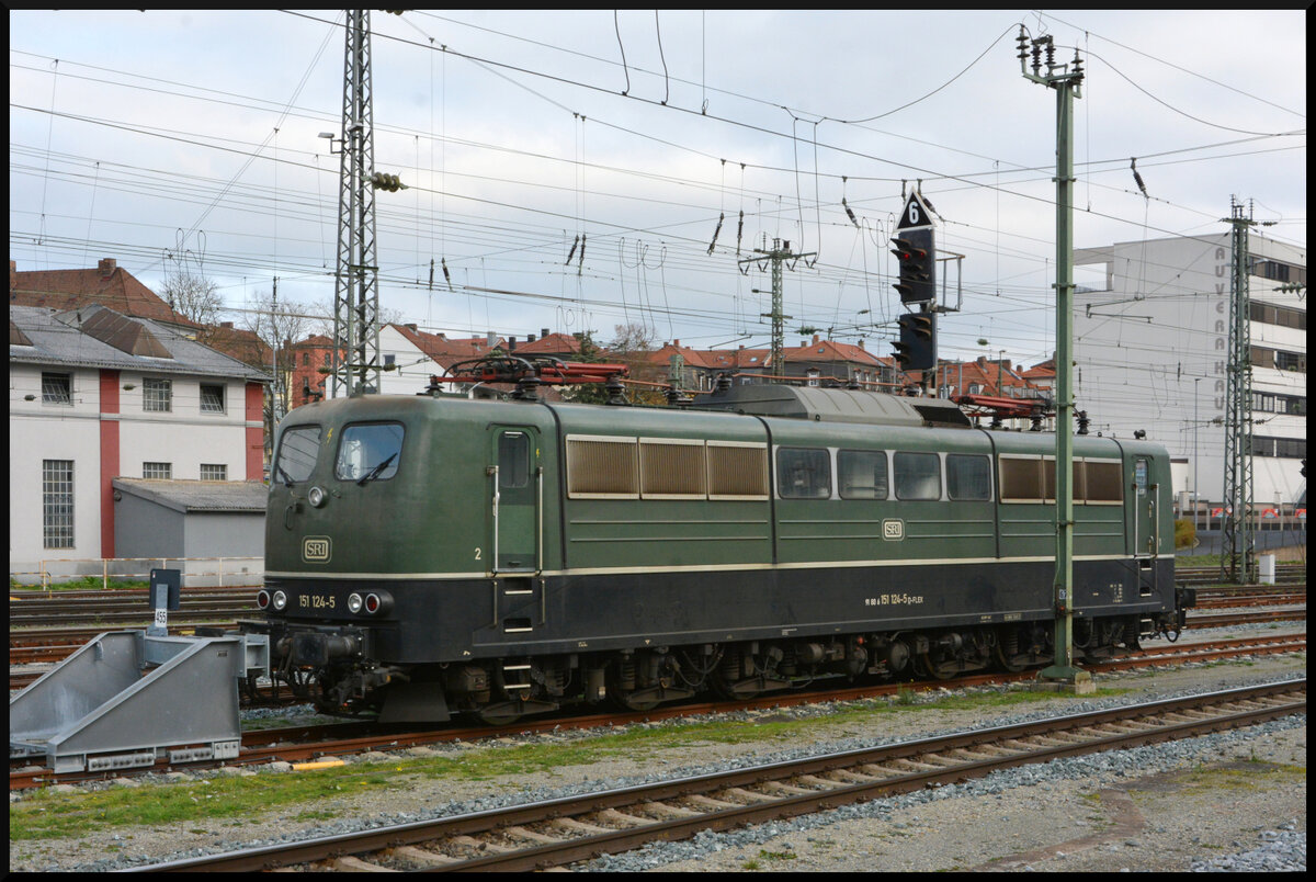 SRI Rail Invest 151 124-5 ist am 22.11.2023 auf Gleis 455 in Würzburg Hbf abgestellt.