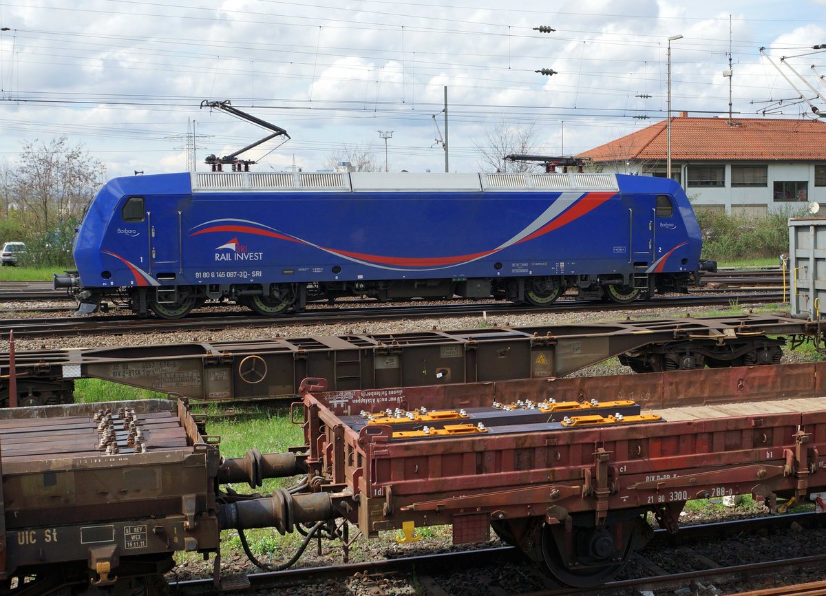SRI RAIL INVEST/MThB: Die blaue BARBARA 145 087-3 von SRI RAIL INVEST ehemals MThB  LOKOOP  Re 486 in Weil am Rhein am 14. April 2016.
Foto: Walter Ruetsch 