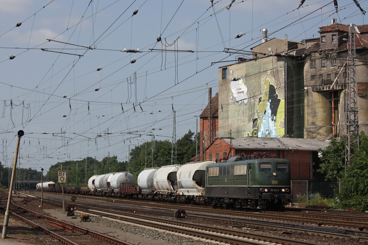 SRI/EGP 151 124 am 12.7.13 mit einem Zementzug in Verden (Aller).Leider streikte nach der Aufnahme die Kamera, weshalb leider nicht das ganze Gebäude mit drauf ist.