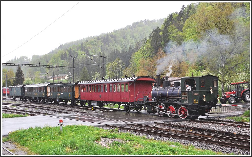 Srömender Dauerregen begleitete den ersten Betriebstag der diesjährigen Dampfsaison beim Dampfverein Zürcher Oberland. Die E 3/3 401  Bauma  rangiert ihren Zug auf Gleis 1 in Bauma, (03.05.2015)