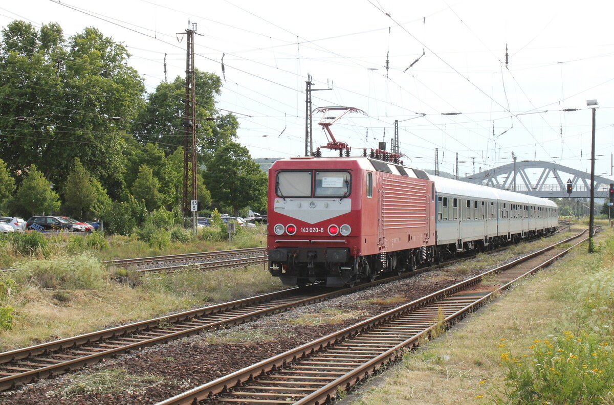 SRS 143 020-6 mit der RB 31946 (Abellio Ersatzverkehr) von Halle (S) Hbf nach Saalfeld (S), am 13.07.2022 bei der Ausfahrt in Naumburg (S) Hbf.