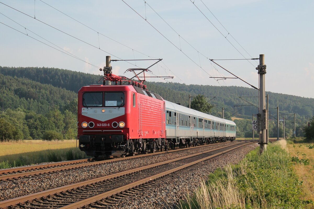 SRS-143 020-6 im schönen Orientrot mit Latz am Abend des 30.6.2022 mit dem  WEE-Steuerwagen Bnrbdzf 480.2 (50 80 80-34 156-5 D-WEE) im Abellio-Ersatzverkehr zwischen Saalfeld und Halle. Hier zu sehen zwischen Orlamünde und Großeutersdorf. Für die Fotografen bleibt es weiterhin interessant, denn im Abstand von wenigen Tagen werden bzw. wurden sowohl die Lokomotiven als auch die Zusammenstellungen getauscht. 