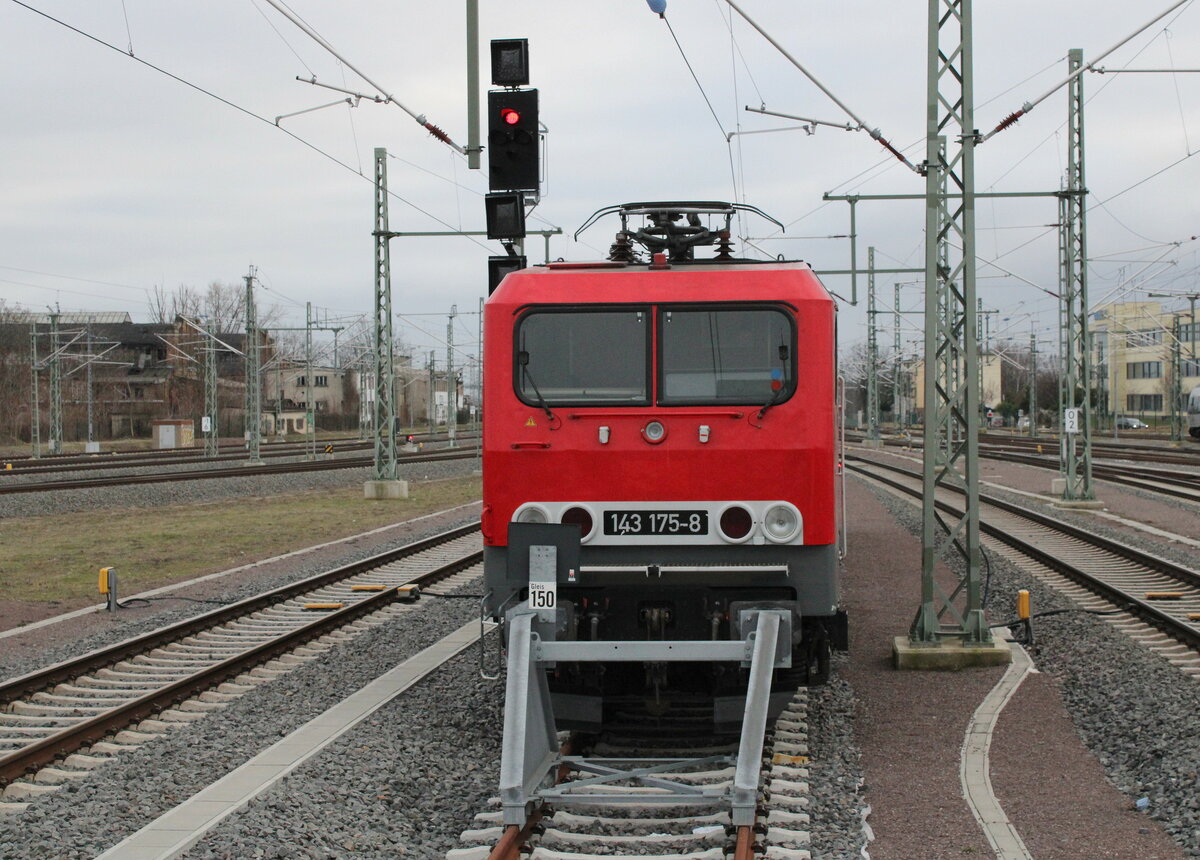 SRS 143 175-8 am 13.02.2023 in Halle (S) Hbf. Vom Bahnsteigende aus fotografiert.