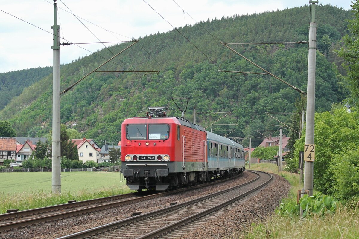 SRS-143 175-8 mit Steuerwagen Bnrbdzf 480.2 der Weser-Ems-Eisenbahn (WEE) im Einsatz als Ersatzzug für Abellio zwischen Halle (Saale)-Saalfeld (Saale) als RB 25. Hier am 11.6.2022 bei Remschütz 