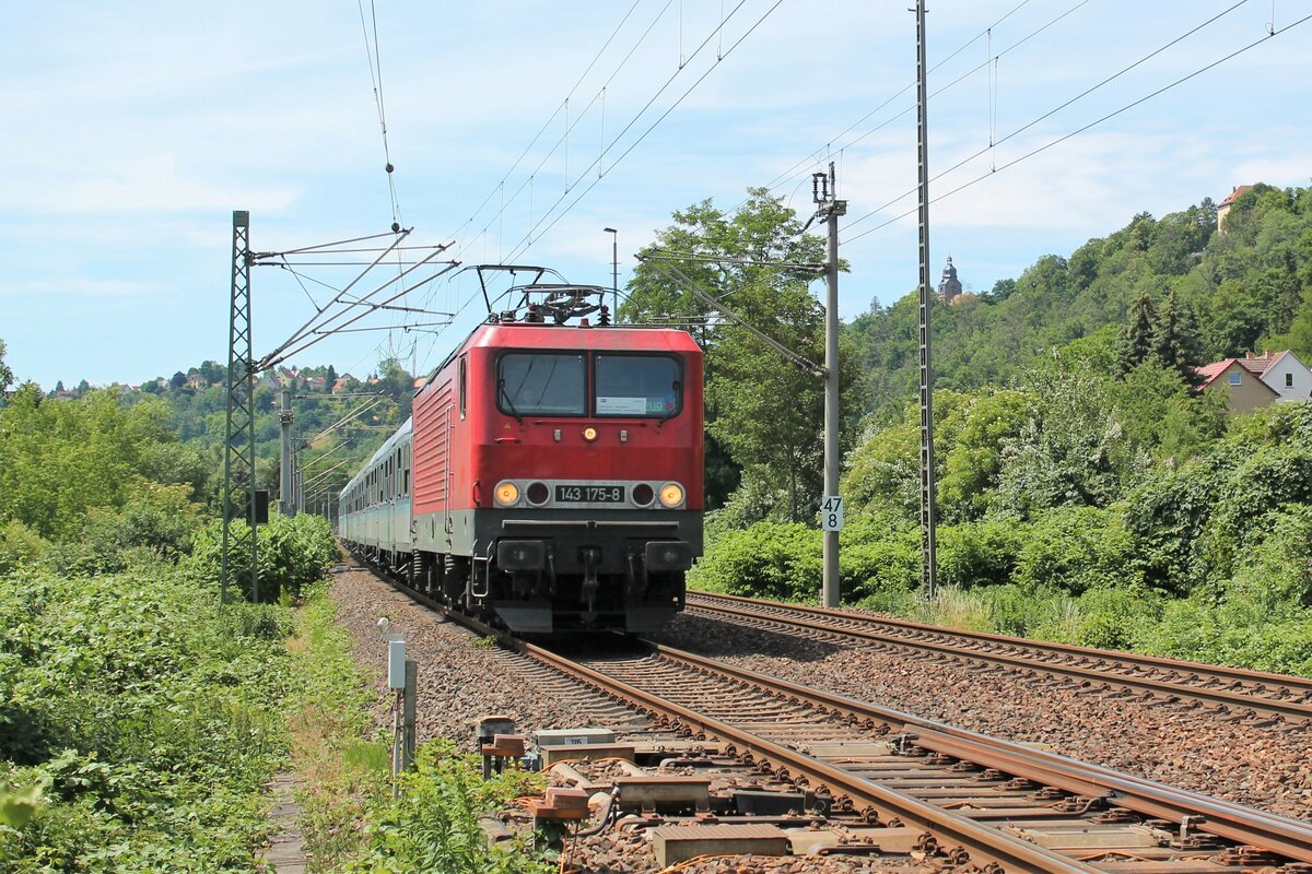 SRS-143 175-8 mit Steuerwagen Bnrbdzf 480.2 der Weser-Ems-Eisenbahn (WEE) im Einsatz als Ersatzzug für Abellio zwischen Halle (Saale)-Saalfeld (Saale) als RB 25. Hier am 17.6.2022 in Orlamünde erstmals mit der Lok auf der  Halle -Seite 