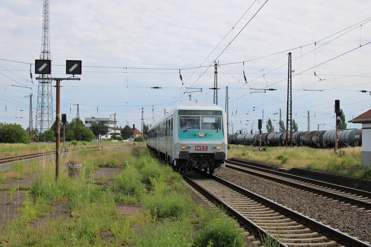 SRS 143 175-8 schiebt ihren RB25-Ersatzzug mit Wittenberger Steuerwagen der WEE in Richtung Halle(Saale) und erreicht hier den Bahnhof Großkorbetha. (11.06.2022)