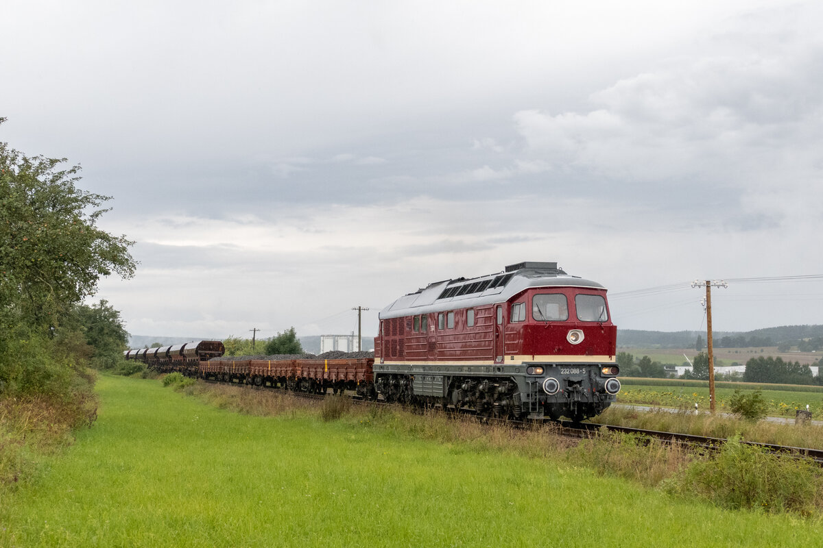 SRS 232 088 mit Schotterzug nach Hof am 26.08.2021 in Dreitzsch.