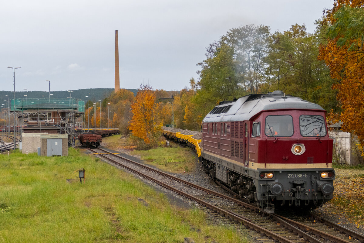 SRS 232 088 rangierte am 01.11.2021 einen Altschotterzug im Saalfelder Güterbahnhof. Das Foto entstand legal.