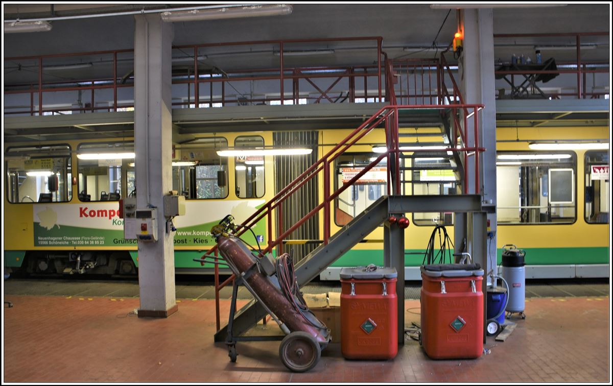 SRS Schöneicher-Rüdersdorfer-Strassenbahn GmbH, Depot Schöneiche an der Strassenbahnlinie 88 vom S-Bahnhof Friedrichshagen nach Rüdersdorf. Tatra KTNF6 aus Cottbus in der Werkstätte. (17.11.2019)