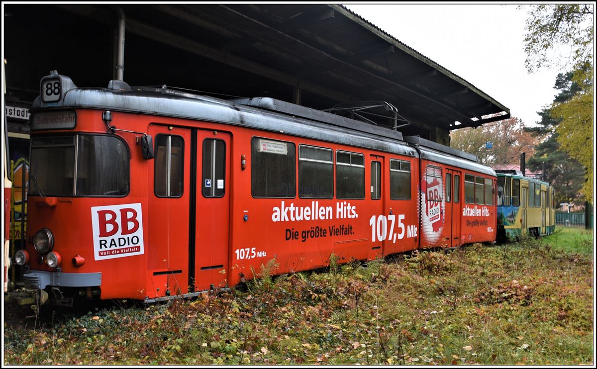 SRS Schöneicher-Rüdersdorfer-Strassenbahn GmbH, Depot Schöneiche an der Strassenbahnlinie 88 vom S-Bahnhof Friedrichshagen nach Rüdersdorf. Duewag GT6 46 aus Heidelberg steht abgestellt neben dem Depot. (17.11.2019)
