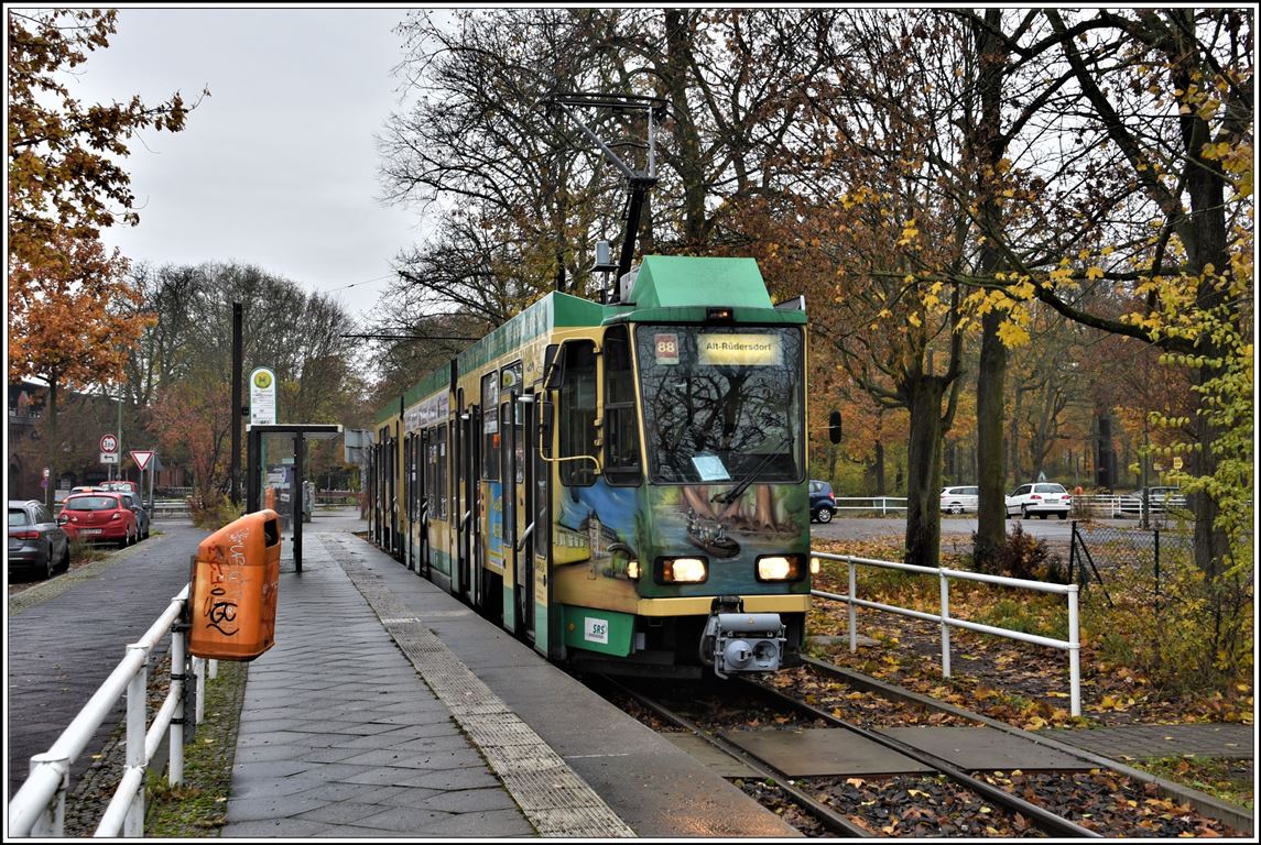 SRS Schöneicher-Rüdersdorfer-Strassenbahn GmbH, Strassenbahnlinie 88 vom S-Bahnhof Friedrichshagen nach Rüdersdorf. Tatra KTNF6 aus Cottbus bei der Endstation in Friedrichshagen, gleich neben der S-Bahn Haltestelle. (17.11.2019)