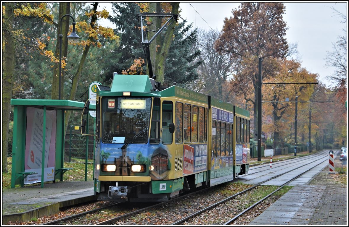 SRS Schöneicher-Rüdersdorfer-Strassenbahn GmbH, Strassenbahnlinie 88 vom S-Bahnhof Friedrichshagen nach Rüdersdorf. Tatra KTNF6 27 aus Cottbus bei der Haltestelle Rahnsdorferstrsse, gleich neben dem Depot Schöneiche. (17.11.2019)