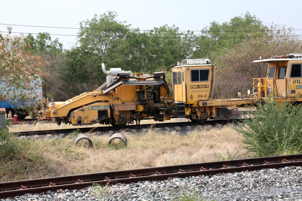 SRT กน.11 (กน.=BR./Ballast Regulator) eine Schotterkehr- und Planiermaschine (Hersteller: Plasser & Theurer, Type PBR-400R, Baujahr: 1999, Fab.Nr.: 666) am 18.April 2026 in der Lam Narai Station.