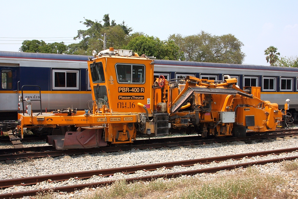SRT กน.16 (กน.=BR./Ballast Regulator) eine Schotterkehr- und Planiermaschine (Hersteller: Plasser & Theurer, Type PBR-400R, Baujahr: ????, Fab.Nr.: ????) am 19.April 2026 in der Chachoengsao Junction.