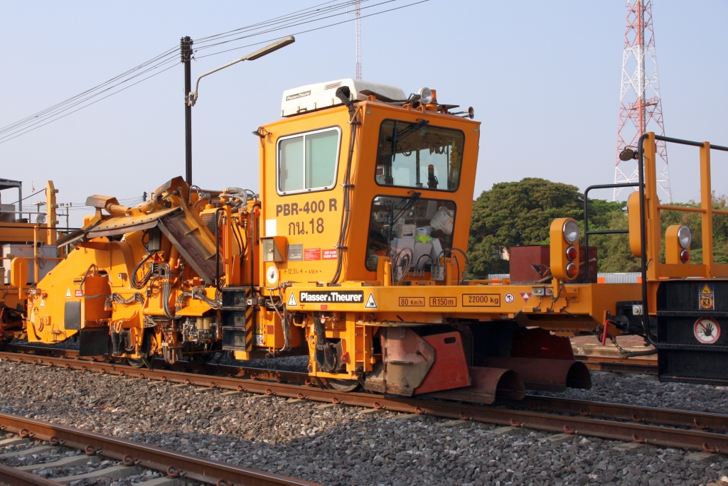 SRT กน.18 (กน.=BR./Ballast Regulator) eine Schotterkehr- und Planiermaschine (Hersteller: Plasser & Theurer, Type PBR-400R, Baujahr: 2017, Fab.Nr.: 6614) am 30.März 2023 in der Nakhon Sawan Station.