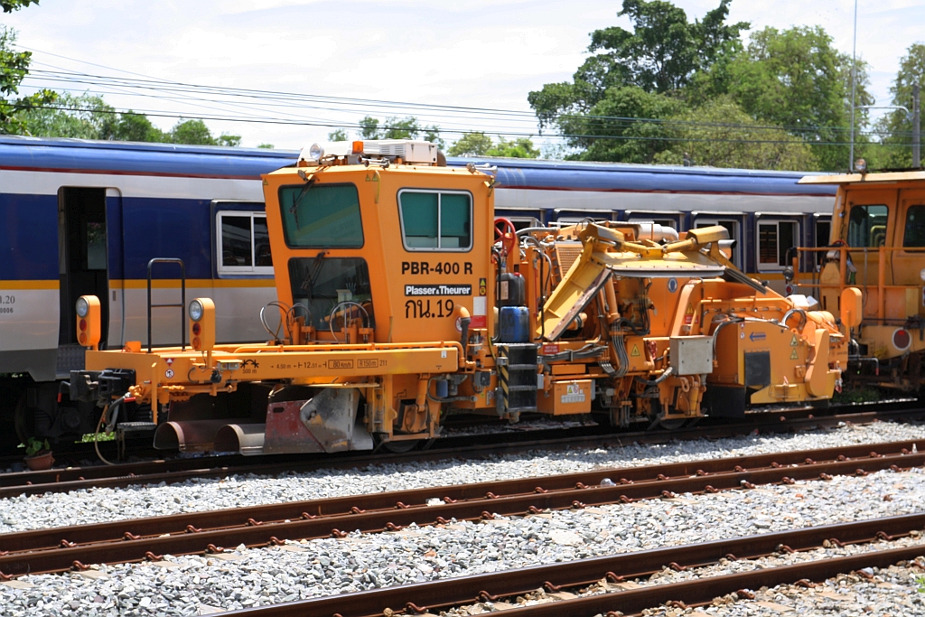 SRT กน.19 (กน.=BR./Ballast Regulator) eine Schotterverteil- und Planiermaschine (Hersteller: Plasser & Theurer, Type PBR-400R, Baujahr: 2017, Fab.Nr.: 6687)  am 03.Mai 2022 in der Chachoengsao Junction.