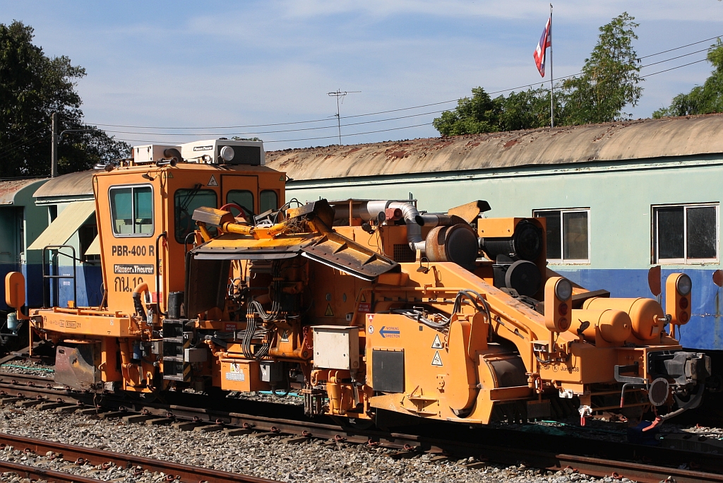 SRT กน.19 (กน.=BR./Ballast Regulator) eine Schotterverteil- und Planiermaschine (Hersteller: Plasser & Theurer, Type PBR-400R, Baujahr: 2017, Fab.Nr.: 6687) am 05.Dezember 2024 in der Chachoengsao Junction.