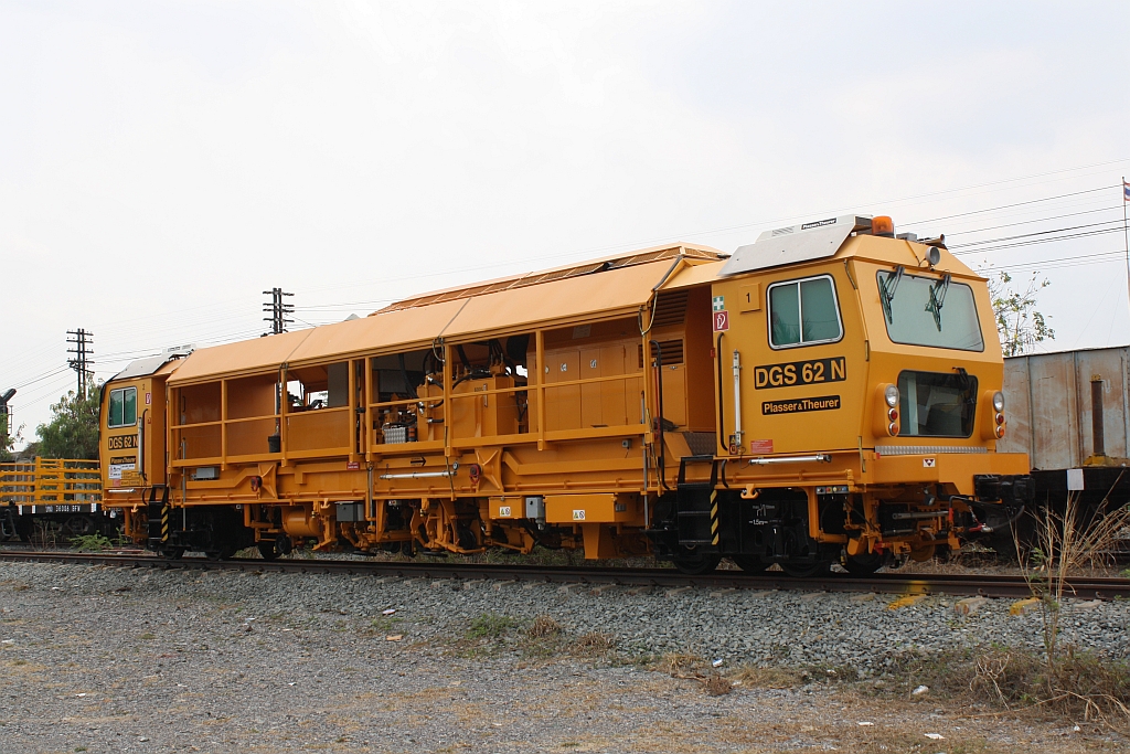 SRT บสน.?, eine Gleisstabilisiermaschinen (Plasser & Theurer, Type DGS 62 N) am 22.März 2014 in Kaeng Khoi Junction.