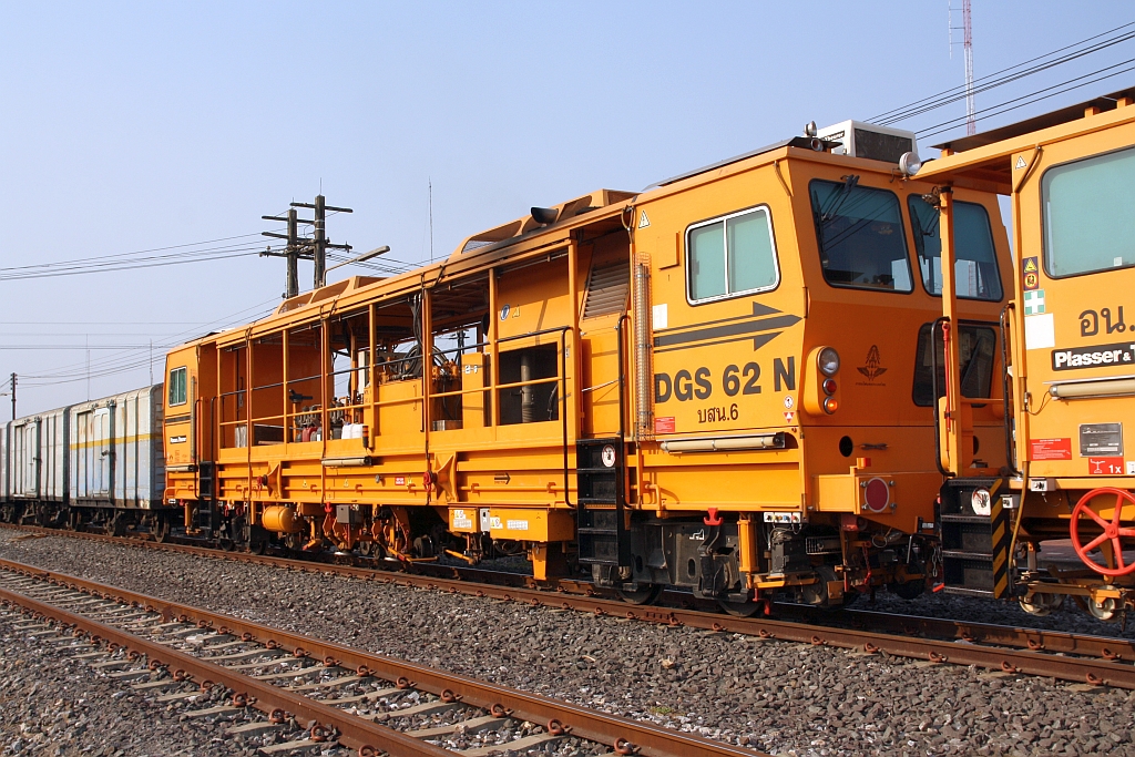 SRT บสน.6, ein Dynamischer Gleisstabilisator (Plasser & Theurer, Type DGS 62 N, Baujahr: 2017, Fab.Nr.: 6615) am 30.März 2023 in der Nakhon Sawan Station.