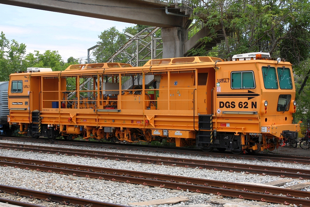 SRT บสน.7, eine Gleisstabilisiermaschinen (Plasser & Theurer, Type DGS 62 N) am 03.Mai 2022 in Chachoengsao Junction.