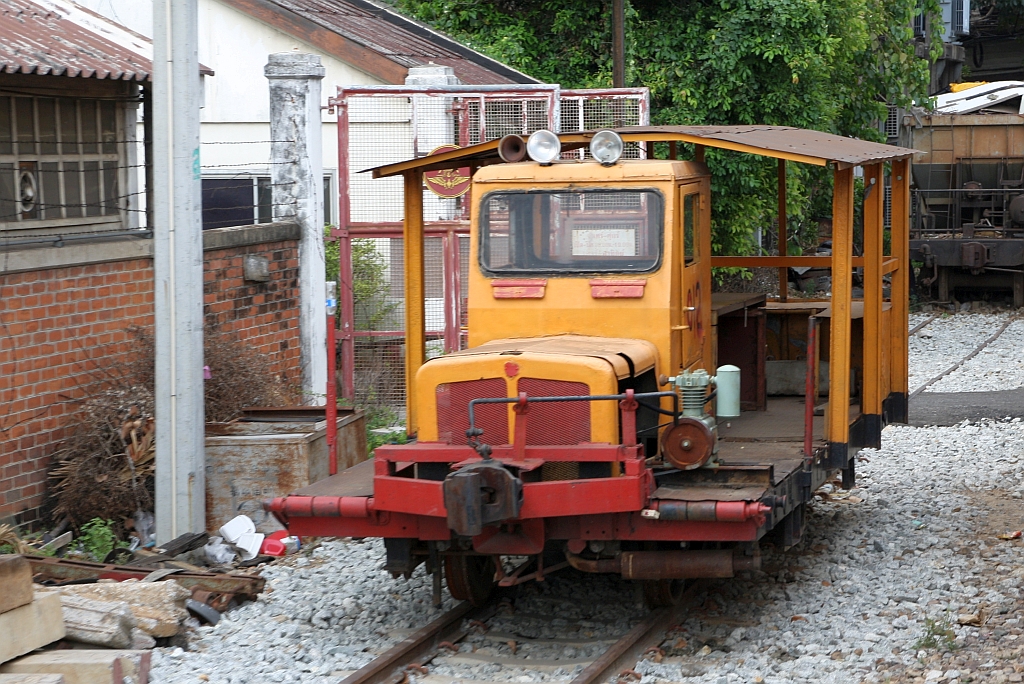 SRT รบน.012, ein meterspuriger Oberbauwagen der deutschen Type Klv51, am 28.April 2023 in der Hua Lamphong Station.