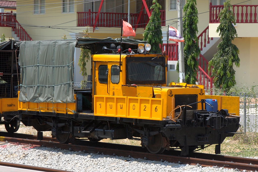 SRT รบน.026, ein meterspuriger Oberbauwagen der deutschen Type Klv51, am 17.April 2026 in der Prachuap Khiri Khan Station.