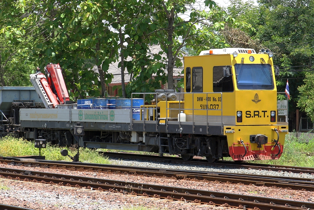 SRT รบน.037, ein Oberbauwagen der Type DHW-400 am 20.Mai 2018 in der Nakhon Lampang Station.