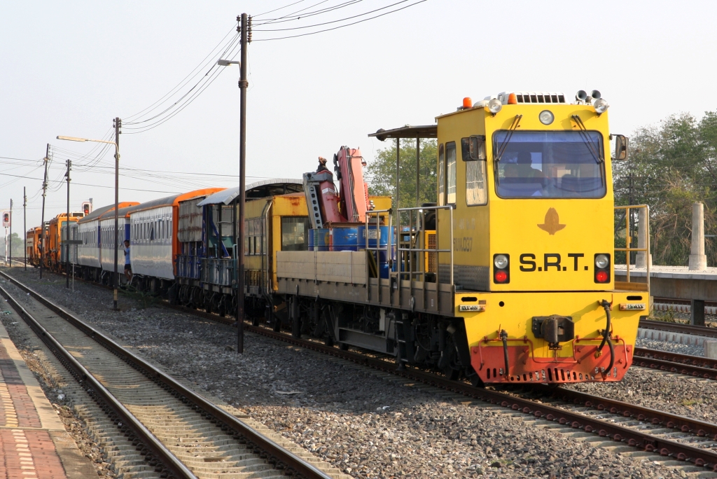 SRT รบน.037, ein Oberbauwagen der Type DHW-400 fährt am 30.März 2023 mit einem Bauzug in die Nakhon Sawan Station ein.