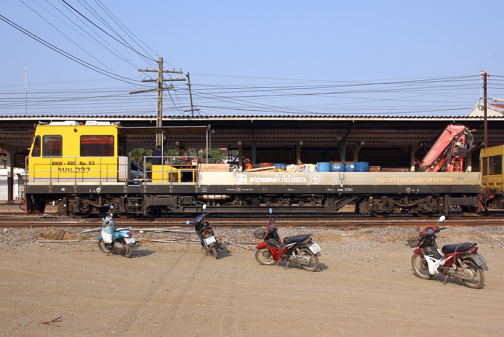 SRT รบน.037, ein Oberbauwagen der Type DHW-400 am 30.März 2023 mit einem Bauzug in der Nakhon Sawan Station.