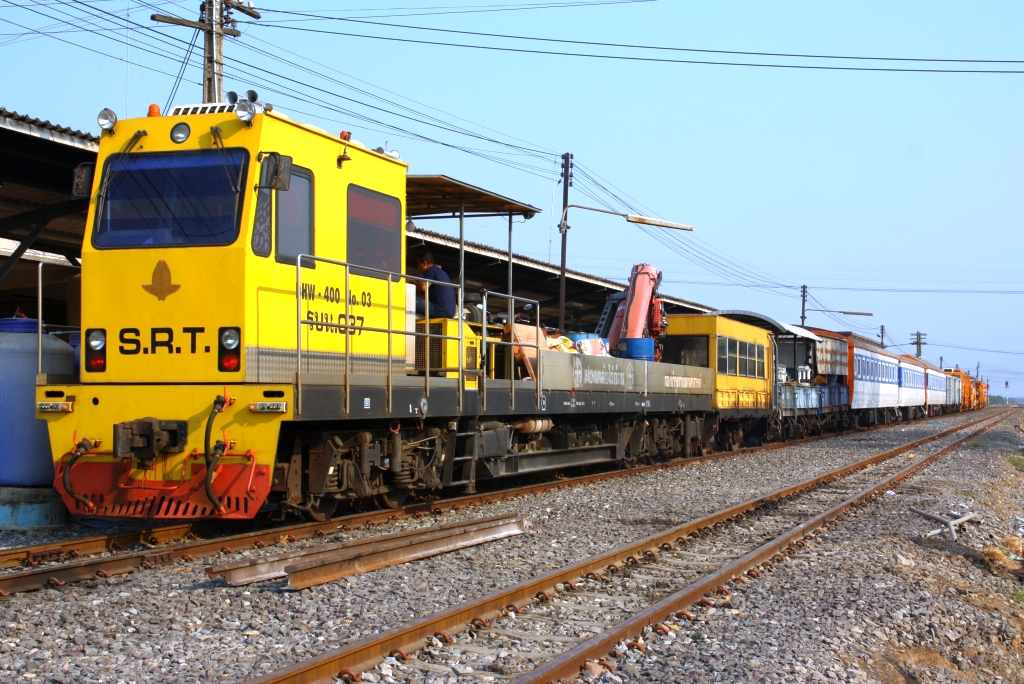 SRT รบน.037, ein Oberbauwagen der Type DHW-400 am 30.März 2023 mit einem Bauzug in der Nakhon Sawan Station.