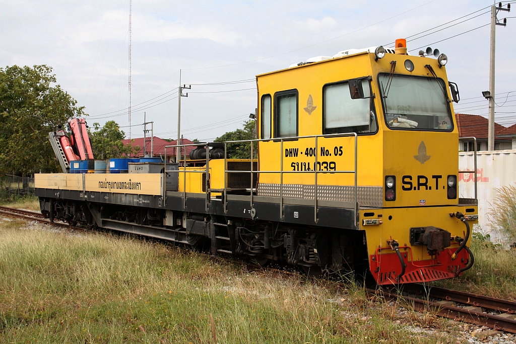 SRT รบน.039, ein Oberbauwagen der Type DHW-400 am 05.Dezember 2025 in der Chachoengsao Junction.