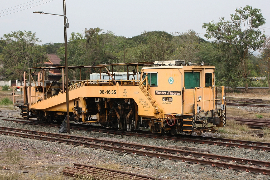 SRT อน.16 (อน.=TM./Tamping Machine) eine Gleisstopfmaschine (Hersteller: Plasser & Theurer, Type 08-16 3S, Baujahr: 2001, Fab.Nr.: 2.986) am 24.Februar 2026 in der Ban Pin Station.